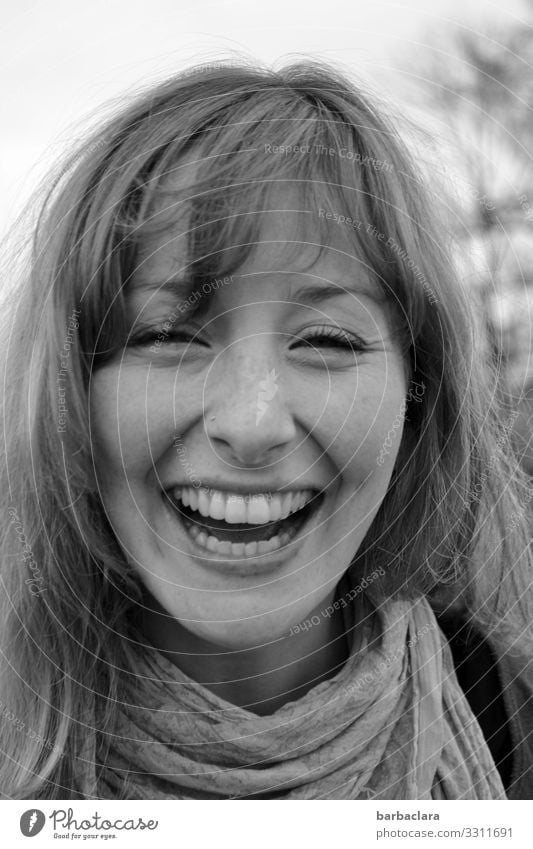 Glücklichsein Fröhlichkeit heiter lachen Frau Frauengesicht Zähne Freude schwarz auf weiß Schwarzweißfoto Porträt Mensch Lebensfreude positiv Außenaufnahme