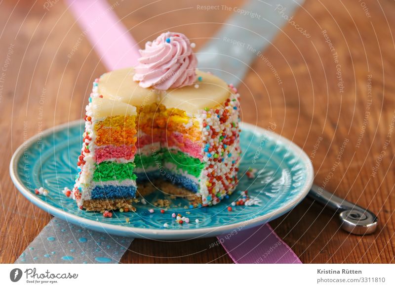 regenbogentörtchen Kuchen Dessert Süßwaren Feste & Feiern Geburtstag Streifen süß blau mehrfarbig gelb rosa rot Torte Regenbogen regenbogenfarben