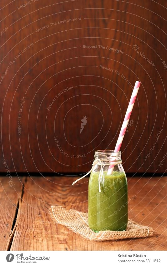 smoothie in grün Gemüse Frucht Ernährung Getränk trinken Saft Flasche Trinkhalm Lifestyle Gesundheit Holz Flüssigkeit frisch lecker Grünkohl Spinat Banane