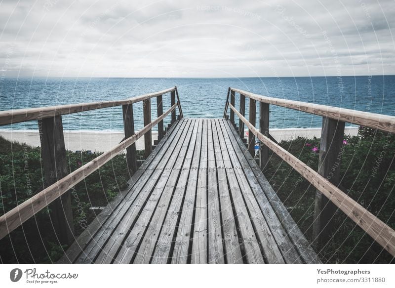 Holzweg zum Meer auf Sylt an einem Regentag Sommer Sand Nordsee Brücke trist Stimmung Perspektive Friesische Insel Deutscher Strand Deutschland Strandtag