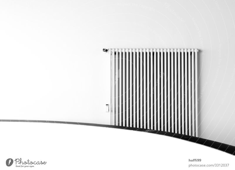 minimalistische Ansicht einer Heizung an runder gebogener Wand Energiekrise Gebäude Mauer Heizkörper Linie ästhetisch elegant hell modern trocken Wärme grau