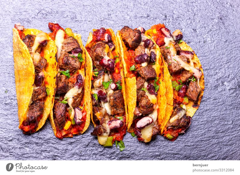 Tacos mit Rindfleisch Fleisch Käse Gemüse Mittagessen Abendessen Teller Holz authentisch frisch lecker Geschwindigkeit gelb Snack Koriander gemahlen Füllung
