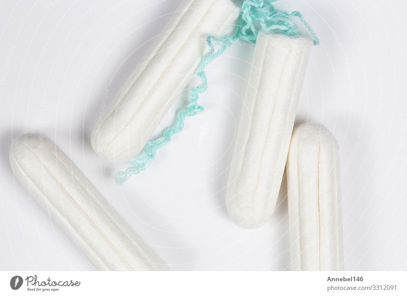 saubere Baumwolltampons isoliert auf weiß Medikament feminin Frau Erwachsene neu Sauberkeit weich Schutz Zeit Tampon Menstruation sanitär Hintergrund Schnur