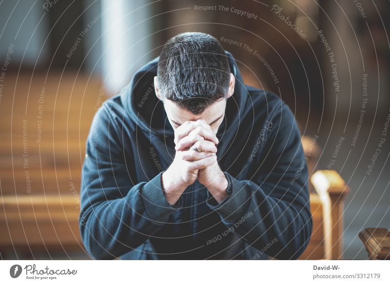 Mann hockt betend in der Kirchenbank Glaube & Religion Hoffnung Trauer glauben trauern betende hände Gebet Kirchentag Hände gefaltet gefaltete hände