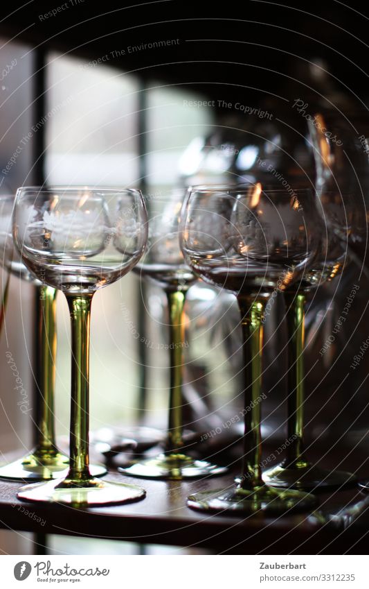 Wartende Weingläser Getränk trinken Glas Weinglas Stil stehen warten elegant grün geduldig ruhig Gelassenheit Vergänglichkeit flaschengrün Jugendstil Farbfoto