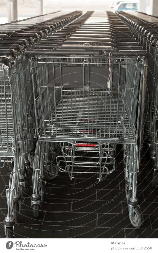 Einkaufswagen in einem Supermarkt. Lebensmittel kaufen Business Linie Karre Einzelhandel Lager Reihe Markt Hintergrund leer Handwagen Karren Verbraucher Gang