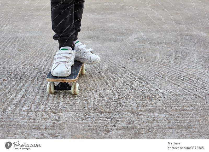 Kinderskateboardfahrer bei einer Skateboardfahrt. Lifestyle Freude Sport Mensch Junge Jugendliche Park Straße Jeanshose Skateboarding Schlittschuh