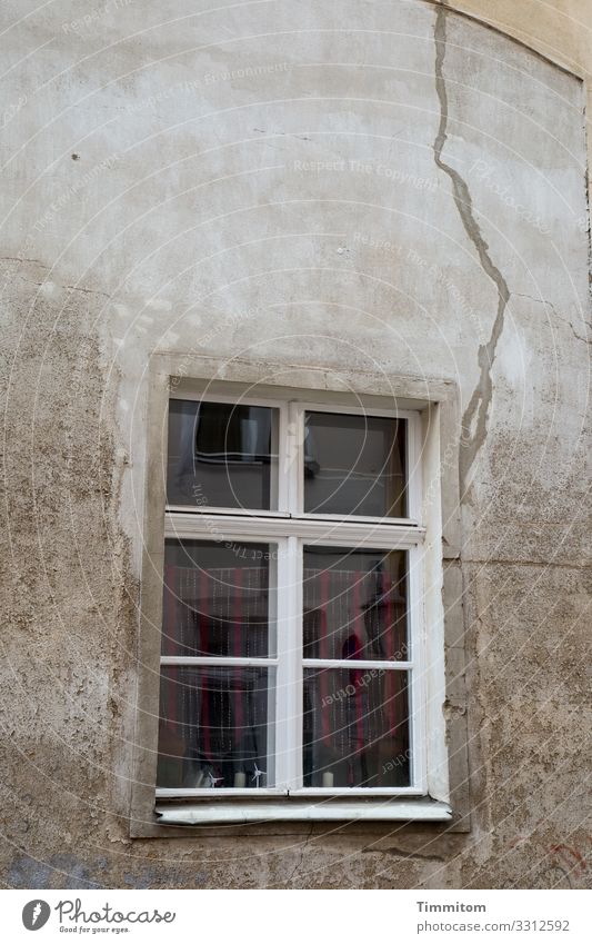 Auch hier ein Riss in der Wand alt Fenster Spiegelung Haus kaputt Putz Verfall