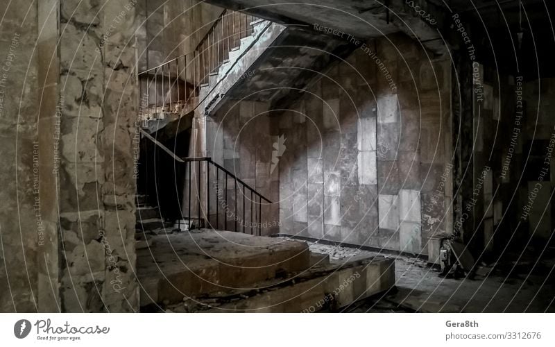 Stufen einer Treppe in einem verlassenen Gebäude in Tschernobyl Haus alt Akzeptanz gefährlich Umweltverschmutzung Zerstörung Ukraine Verlassen Unfall gebrochen
