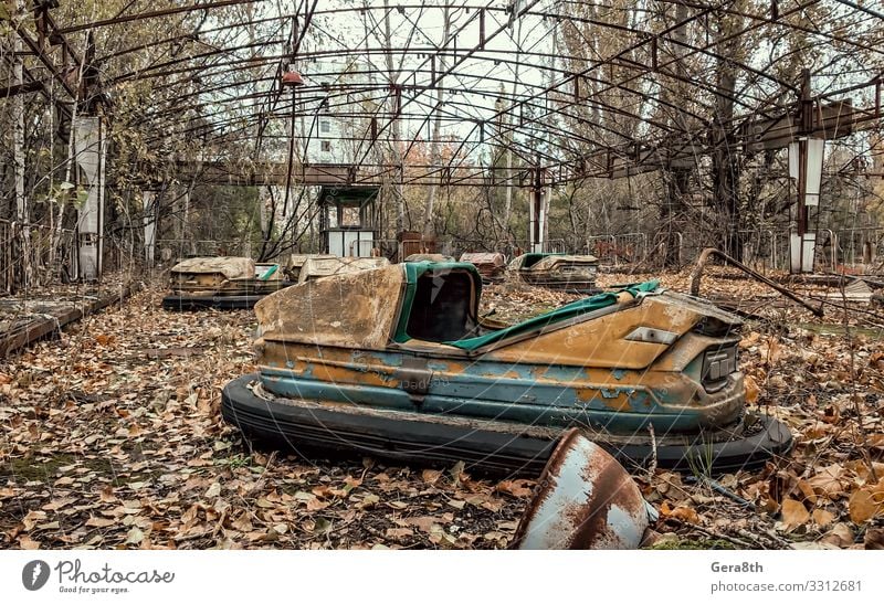verlassener Vergnügungspark in Tschernobyl Ukraine Pflanze Herbst Baum Blatt Park Metall Rost alt Akzeptanz gefährlich Umweltverschmutzung Zerstörung Verlassen