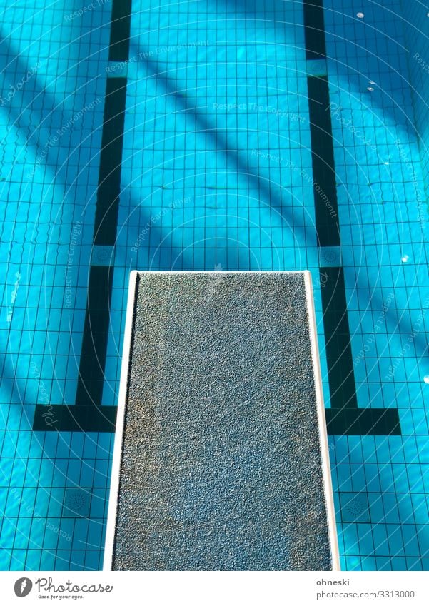 Sprungbrett Schwimmen & Baden Schwimmbad springen Farbfoto blau Wasser