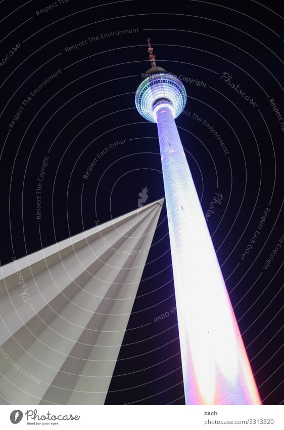 Begegnungen Himmel Nachthimmel Berlin Stadt Hauptstadt Stadtzentrum Menschenleer Turm Architektur Sehenswürdigkeit Wahrzeichen Fernsehturm Berliner Fernsehturm