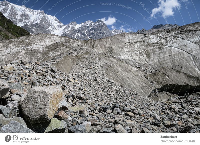 Geröllfeld vor Gletscher in Swanetien Freiheit Berge u. Gebirge wandern Natur Landschaft Sommer Felsen Kaukasus Gipfel Erholung gigantisch natürlich blau grau