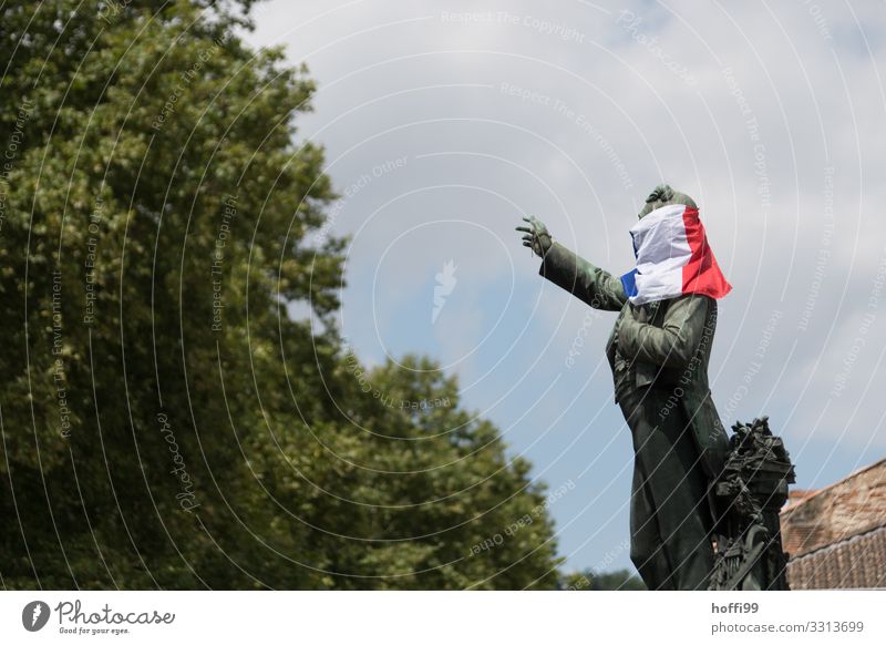 Skulptur mit verhülltem Gesicht Stadt Sehenswürdigkeit Denkmal Fahne Tricolore verpackt verhüllen Bewegung bedrohlich rebellisch Tapferkeit Optimismus