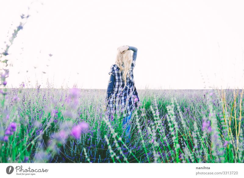 Junge blonde Frau allein in einem Lavendelfeld Lifestyle Stil schön Wellness Leben harmonisch Wohlgefühl Ferne Freiheit Sommer Garten Gartenarbeit Mensch