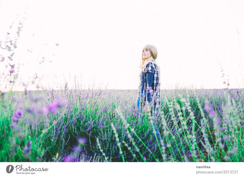 Junge blonde Frau allein in einem Lavendelfeld schön Leben Freiheit Sommer Garten Gartenarbeit Erwachsene Umwelt Natur Frühling Blume Nutzpflanze Wildpflanze