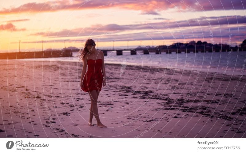 Junge Frau in einem roten Kleid am Strand jung Sommer Sand Wolken Meer unverdorben Küste Tourismus natürlich Energie Brandung Menschen rennen wunderbar Licht