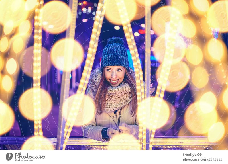 Porträt einer jungen Frau mit Weihnachtsbeleuchtung Lifestyle schön Erholung Winter Feste & Feiern Weihnachten & Advent Mensch Junge Frau Jugendliche Erwachsene