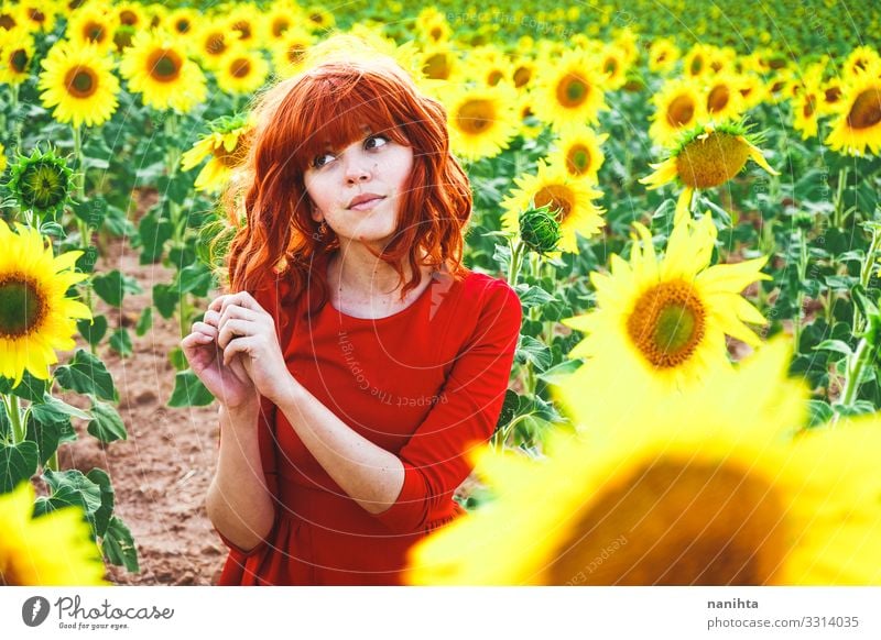 Reizende rothaarige Frau genießt den Tag auf einem Sonnenblumenfeld Lifestyle Stil Freude schön Leben Freiheit Sommer Mensch feminin Junge Frau Jugendliche
