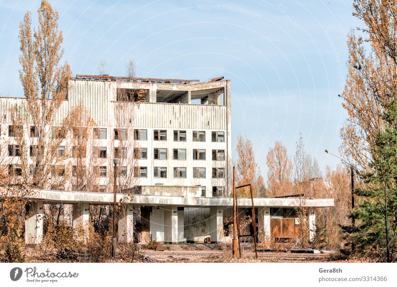 Hotel auf der Straße der verlassenen Stadt Tschernobyl Ferien & Urlaub & Reisen Tourismus Ausflug Haus Landschaft Pflanze Himmel Wolken Herbst Baum Ruine