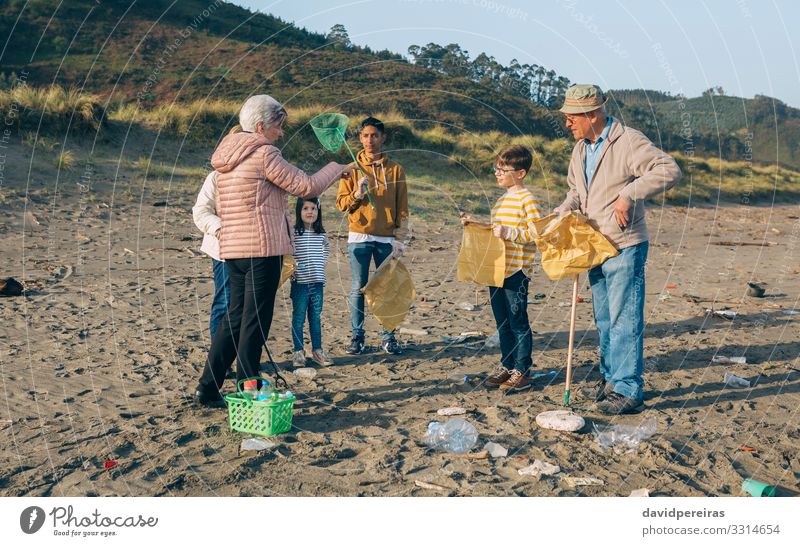 Freiwillige, die sich auf die Reinigung des Strandes vorbereiten Kind Mensch Junge Frau Erwachsene Mann Familie & Verwandtschaft Menschengruppe Umwelt Sand alt