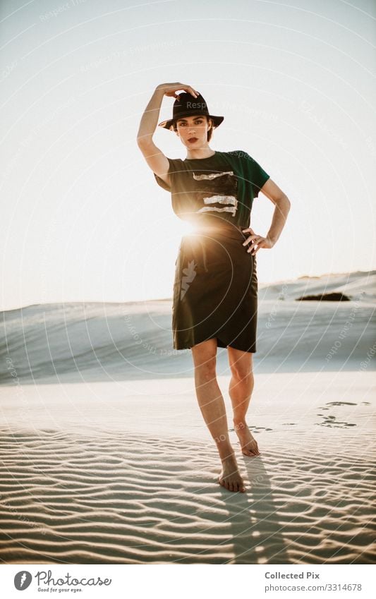 Nervöse Frau am Strand mit Lederrock Lifestyle elegant Stil Design Wellness Ferien & Urlaub & Reisen Tourismus Abenteuer Safari Sommerurlaub Mensch feminin