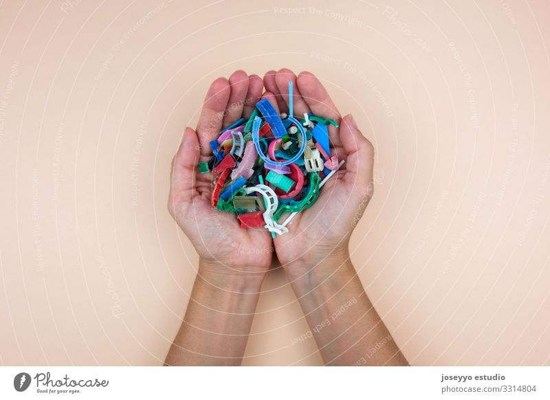 Hände voll von Mikroplastiken, die am Strand gesammelt wurden. Meer Aktivisten Erkenntnis Reinigen Nahaufnahme Küste Schaden Zerstörung dreckig Erde ökologisch