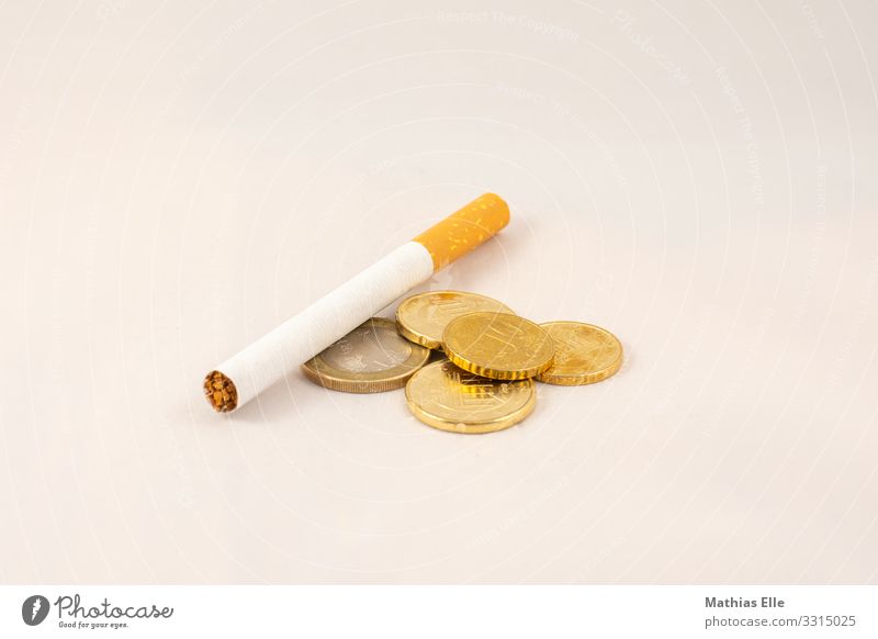 Zigarette mit Euro Geldmünzen Gesundheit Krankheit Rauchen Cent Metall Ziffern & Zahlen Eurozeichen gold orange silber weiß Kapitalwirtschaft sparsam Tabak