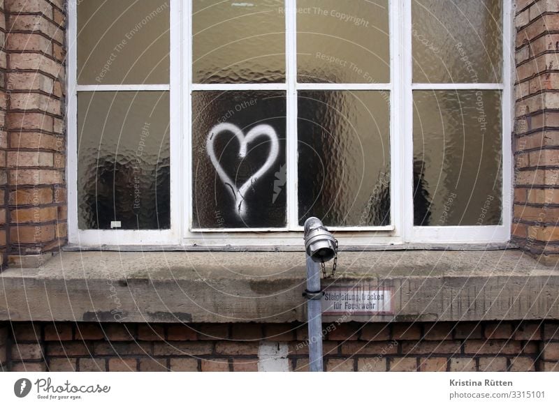 fensterherz Valentinstag Hochzeit Architektur Fenster Zeichen Graffiti Herz Liebe niedlich trashig herzlich Romantik gemalt Fensterscheibe Symbole & Metaphern