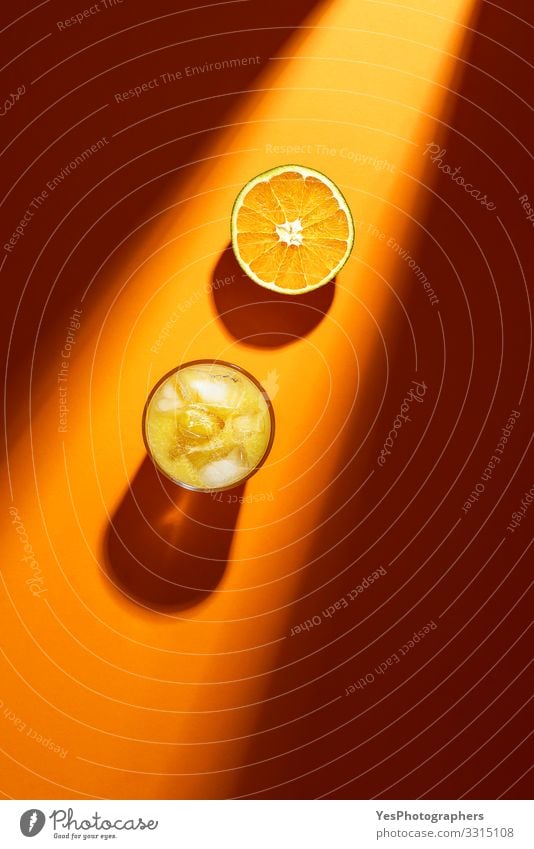 Glas Orangensaft und Orangenscheiben im Sonnenlicht. Frucht Erfrischungsgetränk Limonade Saft obere Ansicht Zitrusfrüchte farbenfroh halbieren trinken