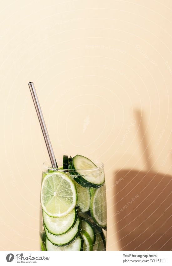 Limonadenglas mit Gurke und Limette. Sommer-Cocktail Getränk Erfrischungsgetränk Trinkwasser grün Antioxidans Luftblase Textfreiraum Gurkengetränk