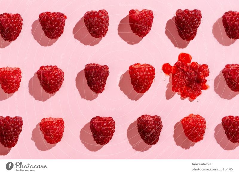 Flacher Auftrag von arrangierten Himbeeren auf rosa Beeren Diät Lebensmittel Gesunde Ernährung Speise Foodfotografie frisch Frucht Ernte saftig Anklopfen