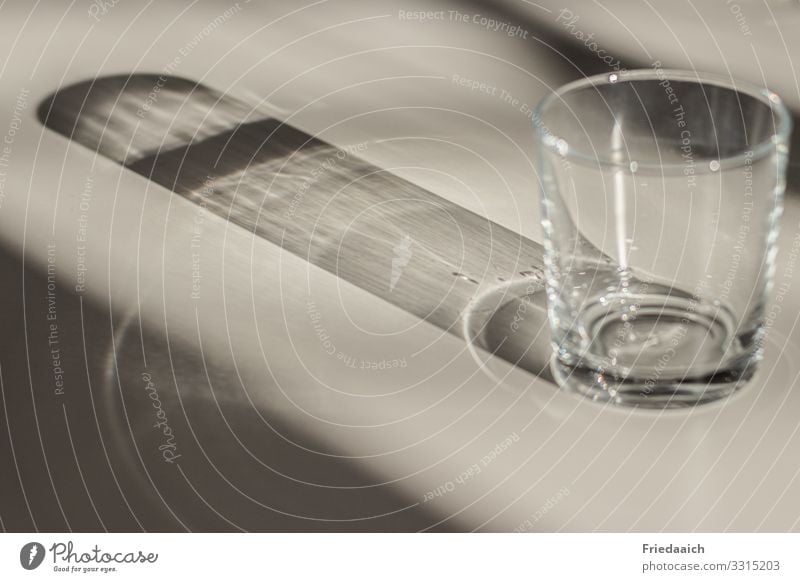 Schattenzauber Trinkwasser Glas Linie Streifen beobachten trinken ästhetisch glänzend Reinheit Durst Fürsorge Gesundheit Pause rein Zufriedenheit