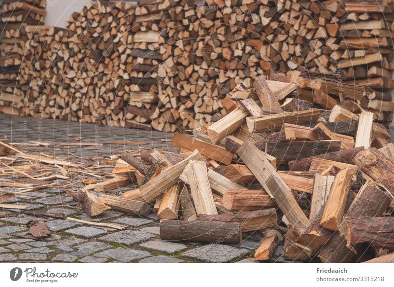 Brennholzvorrat Häusliches Leben Holz Arbeit & Erwerbstätigkeit Bewegung eckig natürlich Wärme braun Glück Zufriedenheit Geborgenheit Warmherzigkeit anstrengen