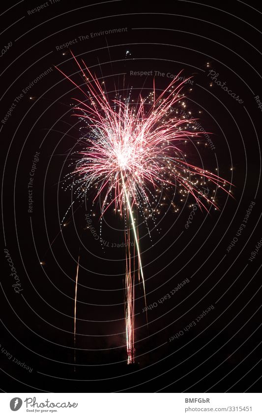 Feuerwerk in rot Nachtleben Entertainment Party Veranstaltung Feste & Feiern Silvester u. Neujahr Pyrotechnik glänzend leuchten schön Freude Lebensfreude