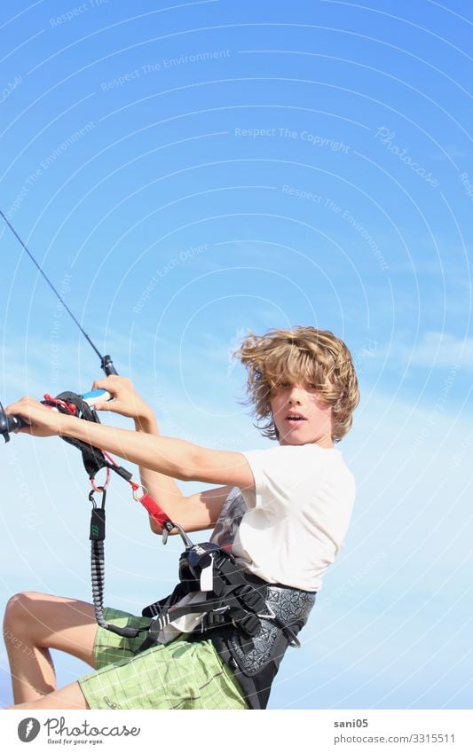 Junge kitet Lifestyle Meer Wassersport Kiter Kiting Schulkind Jugendliche Leben 1 Mensch 8-13 Jahre Kind Kindheit Wolkenloser Himmel Wind Badehose langhaarig