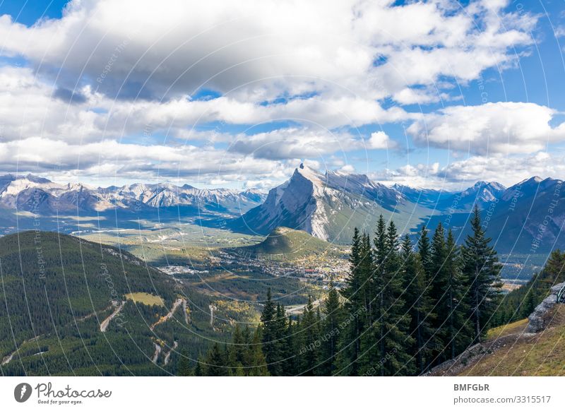 Gebirgskette bei Banff Alberta Canada Klettern Bergsteigen wandern Natur Landschaft Pflanze Himmel Wolken Schönes Wetter Baum Gras Wald Felsen Berge u. Gebirge
