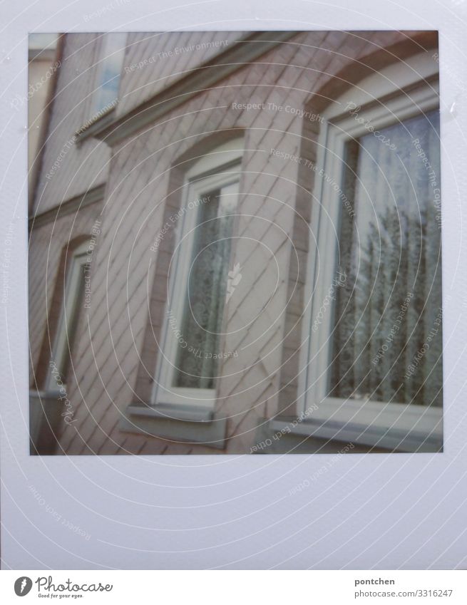 Polaroid von rosa hausfassade Haus alt hässlich Vorhang altmodisch Fenster Fassade Häusliches Leben Farbfoto Gedeckte Farben Außenaufnahme Menschenleer Tag