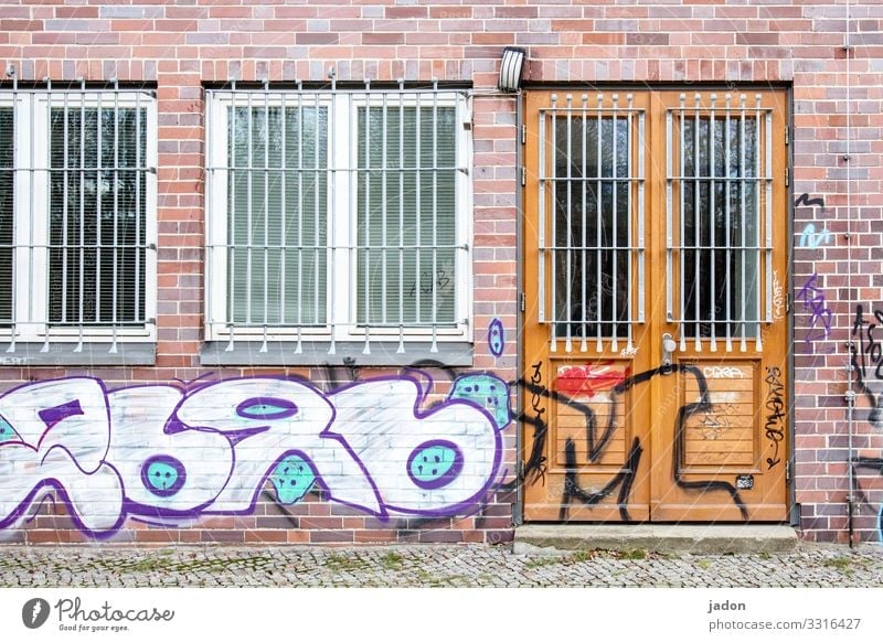 geschriebenes | versteckte botschaft. Maler Subkultur Kleinstadt Haus Bauwerk Gebäude Architektur Mauer Wand Fassade Fenster Tür Glas Stahl Backstein Zeichen