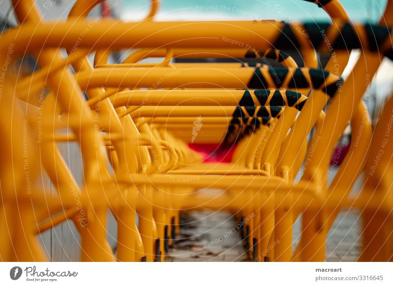 Fahrradständer Ständer Halterung Befestigung gelb Warnfarbe Dreieck Geometrie Figur Nahaufnahme abstrakt Architektur Design Ferne Illusion