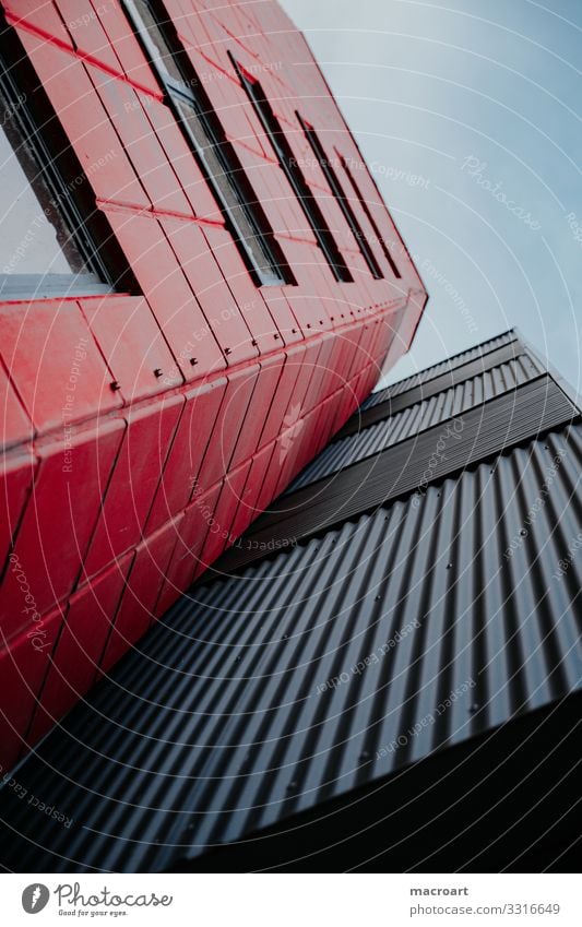 Architektur Bauwerk Gebäude bauen Strukturen & Formen Linie Metall Wellblech rot schwarz Himmel Froschperspektive Fenster Glas Hochformat