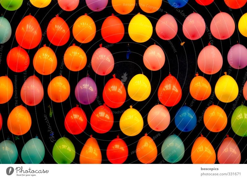 99... Oktoberfest Jahrmarkt Veranstaltung mehrfarbig Freude Luftballon werfen platzen Farbfoto Außenaufnahme Tag