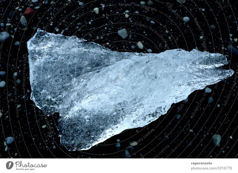 großer Eiskristall auf dem schwarzen Sand am Jökulsarlon Eisbrocken Diamantstrand Kristall gefroren Jökulsárlón Kristallstrukturen Außenaufnahme schmelzen