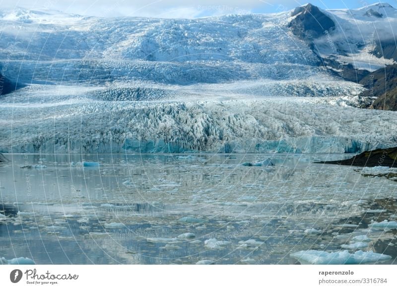 Teil eines Gletschers in Island im Sonnenlicht Gletschereis Gletschersee glitzern Eis eisig kalt blau Klima gletscherblau Landschaft Klimawandel Menschenleer