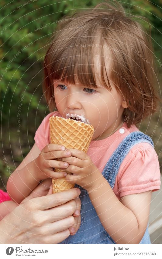Süße Mädchen essen Eiscreme. Speiseeis Essen Kind Baby Frau Erwachsene Park blond weiß Europäer Kaukasier eine zwei drei Dame kurz Behaarung horizontal vertikal