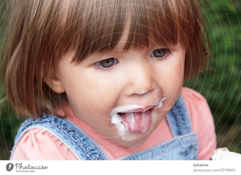 Babys essen Eiscreme mit herausgestreckter Zunge Speiseeis Essen Kind Frau Erwachsene Park blond weiß Mädchen Europäer Kaukasier eine zwei drei Dame kurz