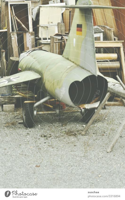 altes flugzeugwrack auf einem schrottplatz Schrott Relikt Wrack Flugzeug Flugzeugwrack Luftfahrzeug Wehrmacht kaputt verfallen Verfall Vergänglichkeit Krieg