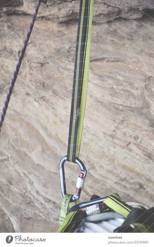 am haken retten Sicherheit Klettern Gurt Felsen Stein gefährlich Absturzgefahr Freizeit & Hobby Karabinerhaken eingehakt fest Haken Kletterausrüstung Sport