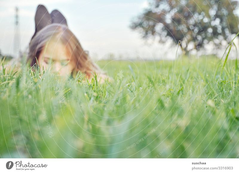 im gras liegen Kind - ein lizenzfreies Stock Foto von Photocase
