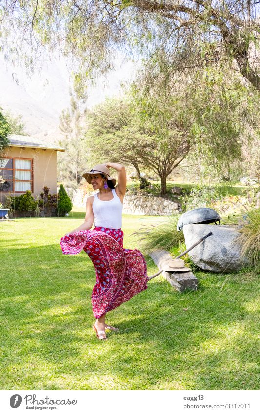 Hübsche Frau, die im Garten des Hauses Flamenco tanzt elegant Stil Glück schön Körper Gesicht Ferien & Urlaub & Reisen Sommer Tanzen Mensch feminin Erwachsene 1